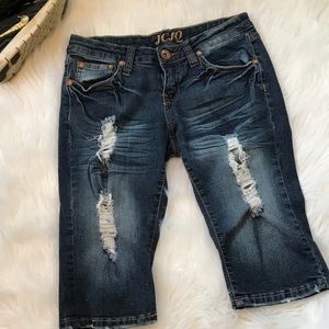 JCJQ Distressed Denim Capri Sz 7